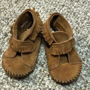 Minnetonka brown fringe moccasins toddler size 6